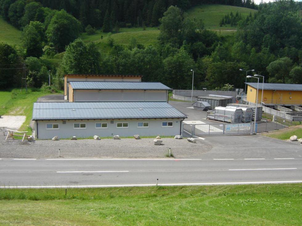 Altstoffsammelzentrum Rasing – Außenansicht der Anlage mit Hallen und Gebirgskulisse